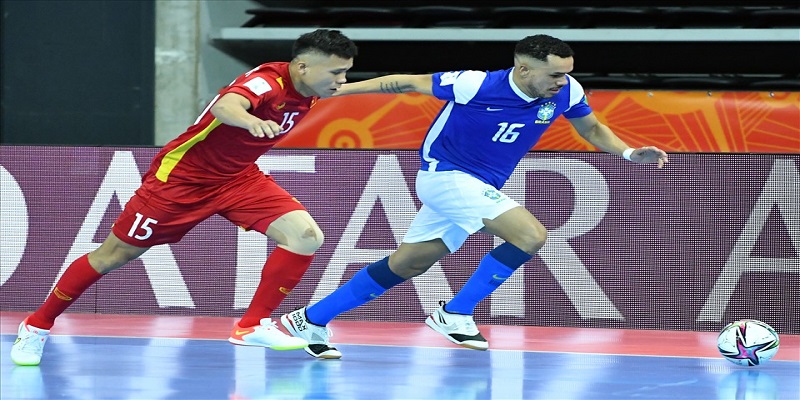 Hậu vệ Futsal tham gia cả vào hàng phòng thủ và tấn công của đội bóng